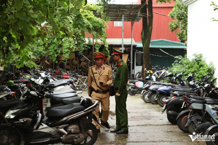 CSGT Hà Nội kiểm tra bãi trông giữ xe cho học sinh bên trong trường học. Ảnh: Đình Hiếu