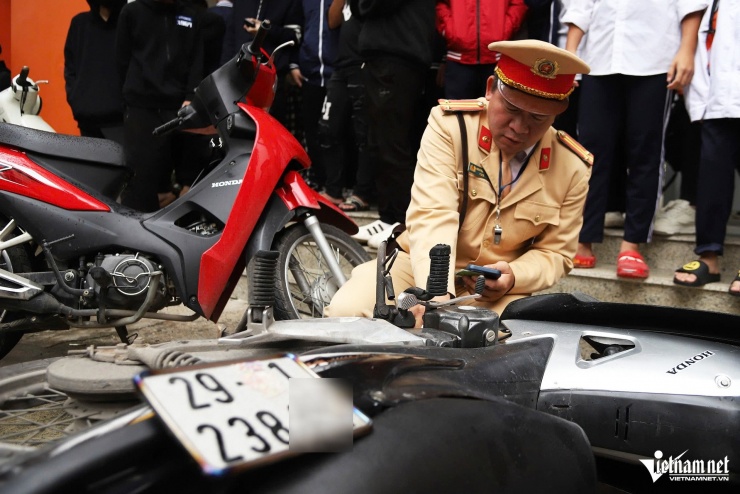 CSGT lấy số khung, số máy của phương tiện vi phạm. Ảnh: Đình Hiếu