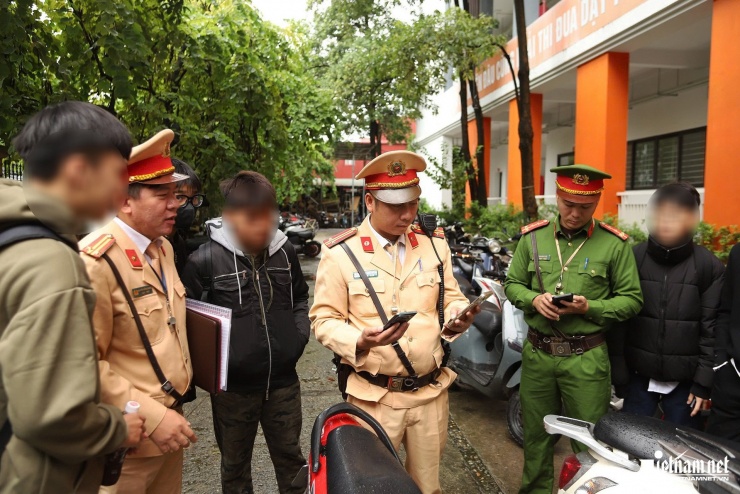 CSGT cho học sinh vi phạm xem lại clip mà tổ công tác bí mật ghi hình được. Ảnh: Đình Hiếu