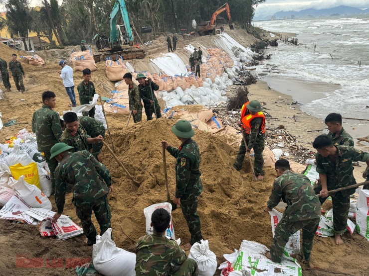 Cán bộ, chiến sĩ của Trung đoàn 885 - Bộ Chỉ huy quân sự TP Đà Nẵng khắc phục sạt lở bờ biển An Bàng, phường Hội An Tây chiều 4-11