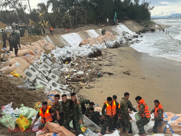 Bờ biển An Bàng sạt lở nặng nề sau mưa lớn kéo dài