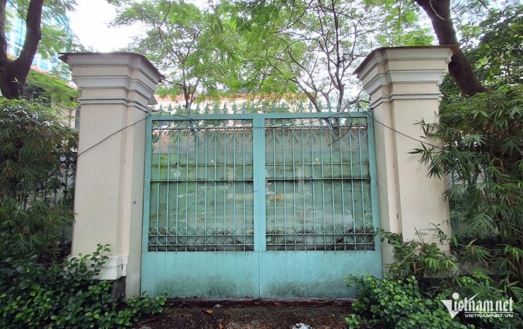 Một cổng vào khu đất 112 Nguyễn Thị Minh Khai. Ảnh: Trần Chung