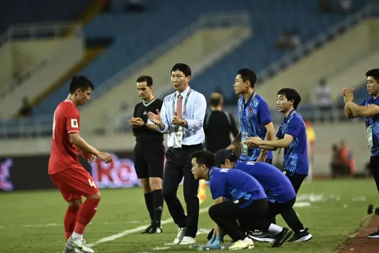 Ông Kim cảm thấy hạnh phúc khi gắn bó với các đội tuyển Việt Nam. Ảnh: CCT