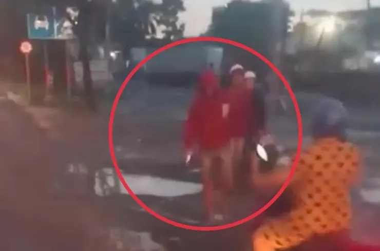 Nam thanh niên chặn đầu xe rồi dùng tay đập gãy gương chiếu hậu xe tải trên đường Võ Chí Công.