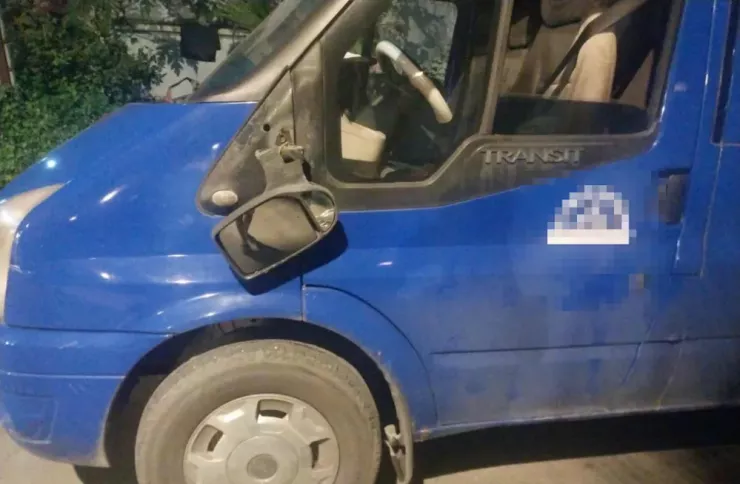 Gương chiếu hậu xe tải của xe anh S. bị gãy. Ảnh: PHẠM HẢI