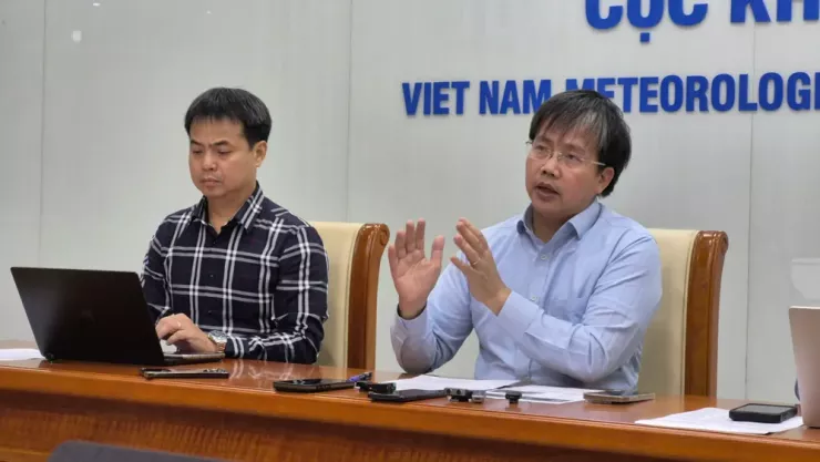 Ông Mai Văn Khiêm, Giám đốc Trung tâm Dự báo Khí tượng Thuỷ văn quốc gia thông tin về diễn biến bão Kalmaegi. Ảnh: AH