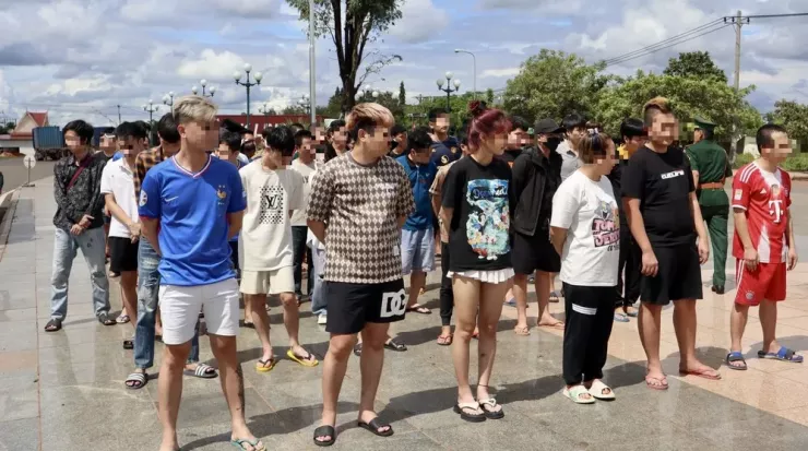 Bộ đội biên phòng tỉnh Đồng Nai tiếp nhận 65 công dân Việt Nam về nước từ các cơ quan chức năng Campuchia. Ảnh: BĐBP