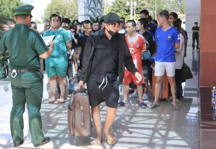 Hầu hết người được trao trả cho biết bị lừa qua Campuchia làm "việc nhẹ lương cao". Ảnh: BĐBP