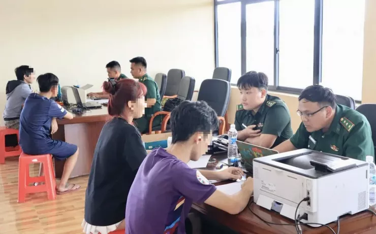 Lực lượng chức năng tiếp tục xác minh nhân thân trước khi bàn giao cho các địa phương. Ảnh: BĐBP