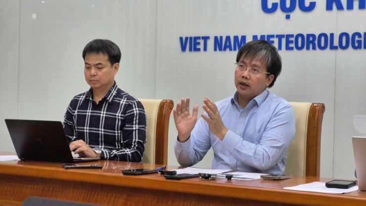 Ông Mai Văn Khiêm, Giám đốc Trung tâm Dự báo Khí tượng Thuỷ văn quốc gia thông tin về diễn biến bão Kalmaegi. Ảnh: AH