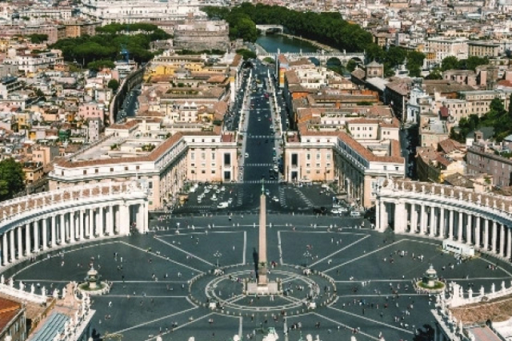 Đất nước nào nằm trọn trong lòng một quốc gia khác?