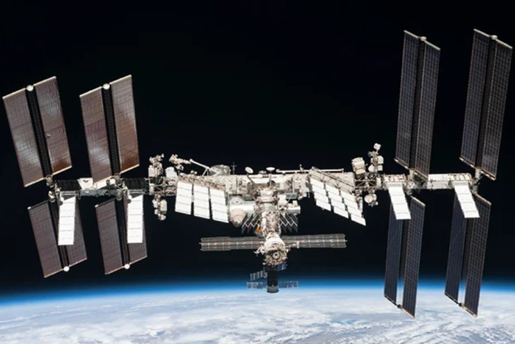 ISS có chiều dài gần 118 mét và nặng lên đến hơn 400.000 kg.