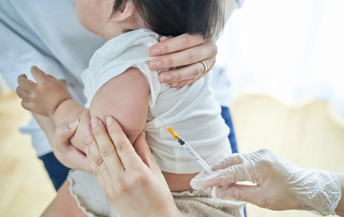 Tiêm vắc-xin phòng bệnh cho cả trẻ em và người lớn là biện pháp phòng bệnh nguy hiểm