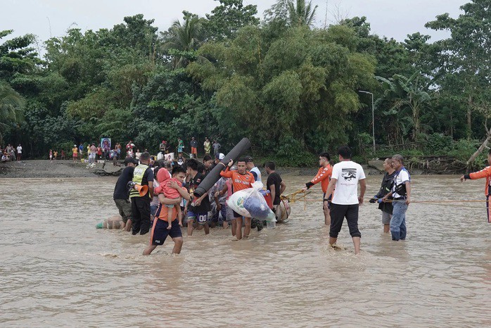 Chính quyền thị trấn Pio Duran, Albay, đã sơ tán người dân, đặc biệt là trẻ em và người già, ở các khu vực dễ bị lũ lụt vào chiều ngày 3-11. Ảnh: Facebook