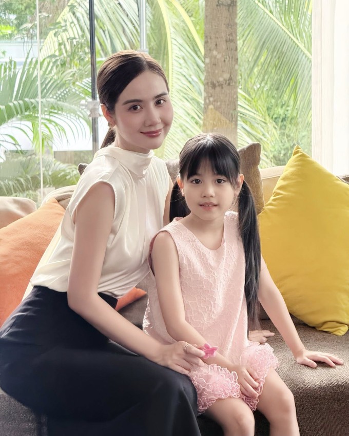 Tạo hình của Phan Minh Huyền trong 'Cách em 1 milimet'.