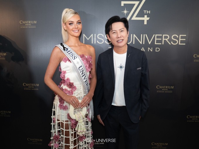 Ông Nawat bên đương kim Hoa hậu Hoàn vũ Victoria Kjær Theilvig tại sự kiện chào đón các thí sinh hôm 2/11.