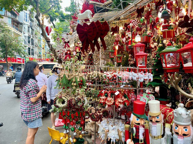 Theo ghi nhận của PV Báo Sức khoẻ và Đời sống, ngay từ đầu tháng 11, dọc con phố vốn nổi tiếng với các mặt hàng trang trí theo mùa đã ngập tràn những món đồ Giáng sinh.