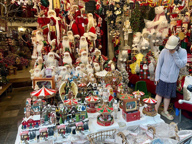 Nhiều cửa hàng, studio chụp ảnh, nhà hàng cũng tìm đến để “săn” phụ kiện trang trí, tạo không gian Giáng sinh sớm nhằm thu hút khách.