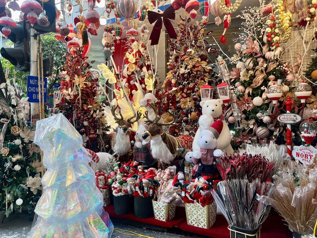 Cây thông Noel, tuần lộc... là mặt hàng chủ đạo trong dịp lễ Giáng sinh.