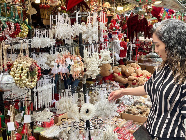 Một số tiểu thương cho biết, khách hàng chuộng những món đồ nhỏ xinh, dễ treo và có thể tái sử dụng nhiều năm, vừa tiết kiệm vừa thân thiện môi trường. Năm nay hàng hoá phục vụ Giáng sinh được nhập về sớm và phong phú hơn. Ai cũng muốn trang trí sớm để tạo không khí đón mùa lễ hội.