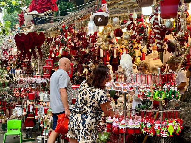 Nhiều du khách nước ngoài cũng thích thú dừng lại lựa chọn đồ trang trí, hòa cùng không khí lễ hội sớm trên phố Hàng Mã.