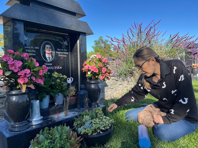 Vài tuần, Bình Phương lại đưa con gái đến viếng mộ Đức Tiến. Ảnh: Tâm Giao