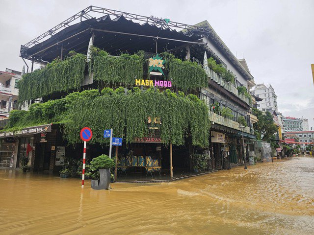 Lũ lịch sử nhấn chìm các con đường ở TP Huế trong nước.