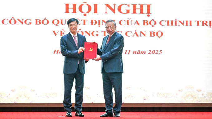 Ông Nguyễn Duy Ngọc nhận quyết định từ Tổng Bí thư Tô Lâm. Ảnh: Giang Huy