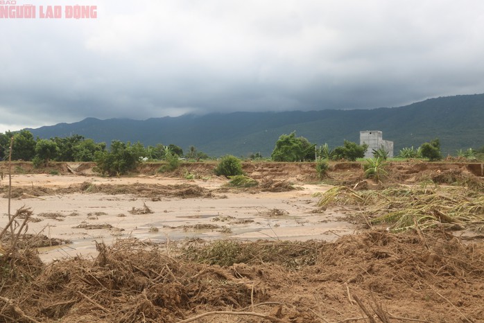 Khung cảnh tan hoang bên dưới vùng hạ du sau sự cố vỡ hồ chứa nước