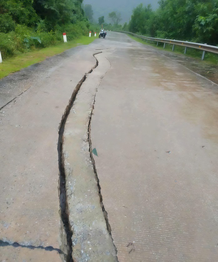 Vết nứt mặt đường Hồ Chí Minh nhánh Tây qua xã Trường Sơn
