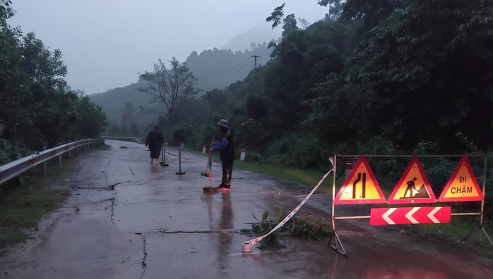 Lực lượng chức năng rào chắn, cảnh báo về sự cố của đoạn đường.