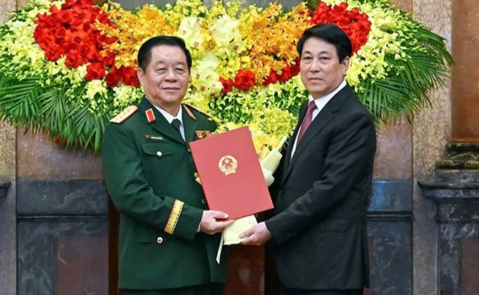 Chủ tịch nước Lương Cường trao quyết định bổ nhiệm cho đại tướng Nguyễn Trọng Nghĩa. Ảnh: Hoàng Phong