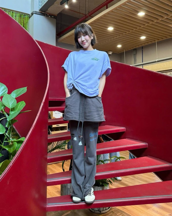 Chiếc quần váy độc đáo của diễn viên được nhiều khán giả tìm mua theo.