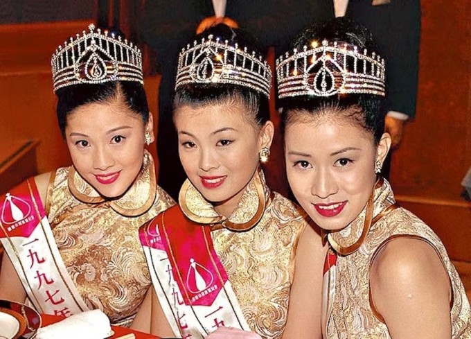 Lý Minh Huệ (giữa) khi thi Hoa hậu Hong Kong 1997. Ảnh: Weibo