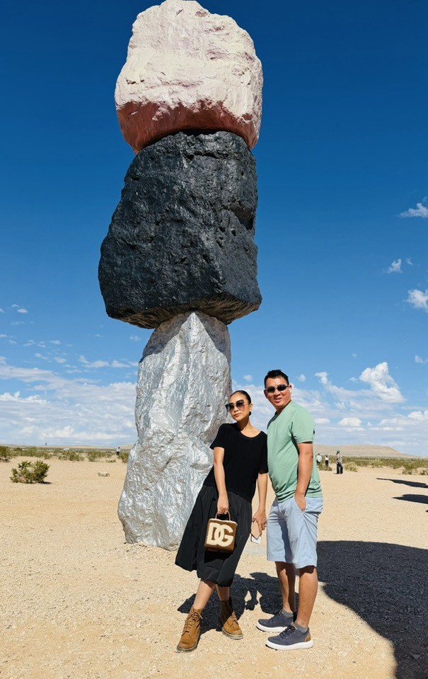 Đoan Trang hội ngộ người bạn thời thơ ấu trong chuyến công tác tại Mỹ.