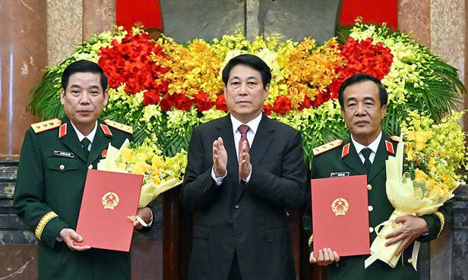 Chủ tịch nước Lương Cường trao quyết định thăng quân hàm từ Trung tướng lên Thượng tướng cho hai Thứ trưởng Quốc phòng Nguyễn Văn Gấu (bìa trái) và Lê Đức Thái, sáng 4/11. Ảnh: Hoàng Phong