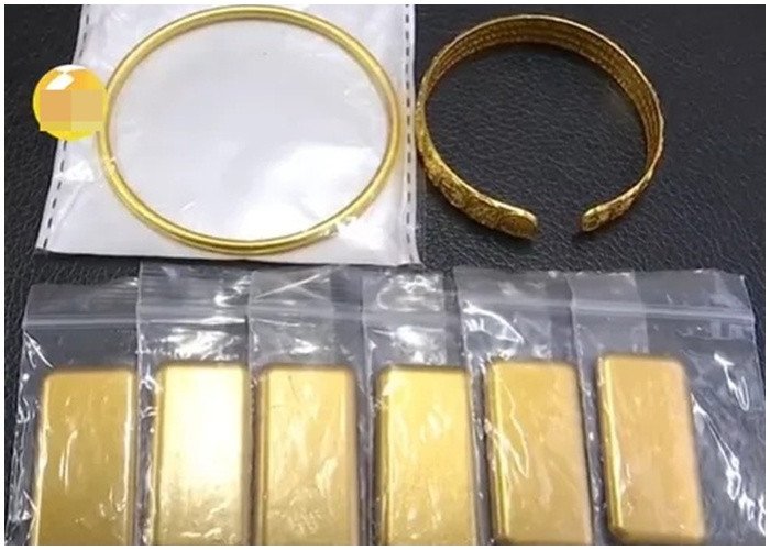 Toàn bộ số vàng có trong túi đỏ được trả lại cho chủ nhân. Ảnh: 163