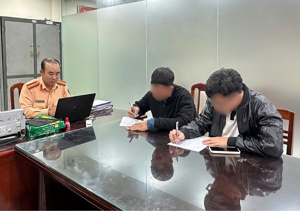 Tài xế Đ.T.A. và em rể (người nhận thay việc lái xe gây tai nạn) tại cơ quan công an. Ảnh: Công an tỉnh Thái Nguyên.