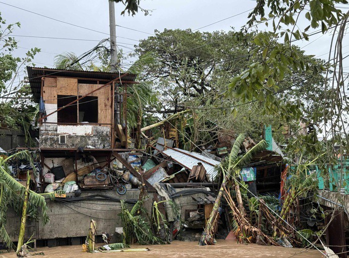 Mối đe dọa lũ lụt và sạt lở từ cơn bão Kalmaegi vẫn tiếp diễn. Ảnh: Cebu Daily News