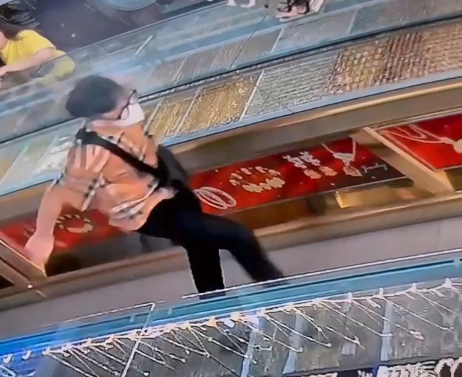 Đối tượng cầm luôn chiếc nhẫn rồi bỏ chạy ra khỏi tiệm vàng