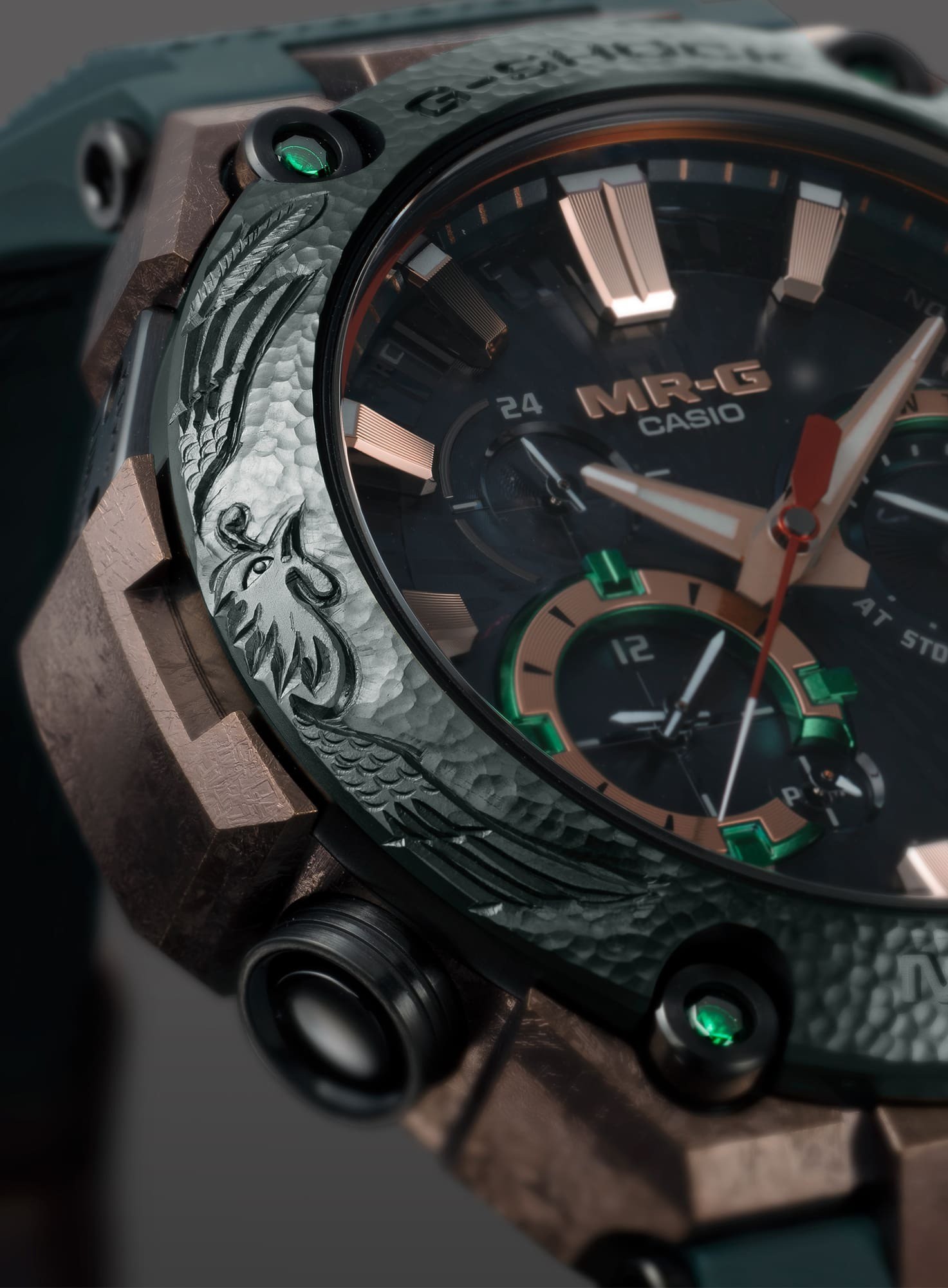 Casio ra mắt đồng hồ G-Shock vỏ titan hoạ tiết phượng hoàng và ngọc lục bảo - 2