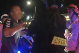 An ninh - Xã hội - Tạm giữ người đàn ông chống đối kiểm tra nồng độ cồn, tự đập đầu vào kính