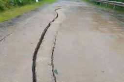 Tin tức trong ngày - VIDEO: Đường Hồ Chí Minh nhánh Tây bị "xé toạc" một đoạn sau mưa lũ