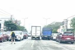 Bị chủ nhân "bỏ quên" sau lũ, hàng trăm ô tô đậu kín trên cầu ở Huế