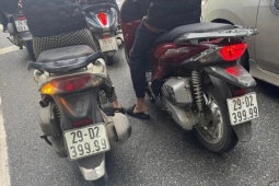 Xôn xao 2 xe máy có cùng biển số 'tứ quý 9' lăn bánh trên phố Hà Nội