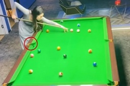 Cực đỉnh mỹ nhân Trung Quốc chơi bi-a, bi đặt chỗ nào cũng vào lỗ giữa