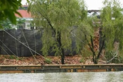 Sập tường Hoàng thành Huế do mưa lũ