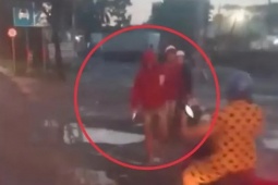 Nam thanh niên chặn đầu, đập gãy gương xe tải ở TP.HCM