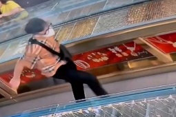 Clip 40 giây ghi lại cảnh tiệm vàng ở phường An Phú, TP HCM bị cướp