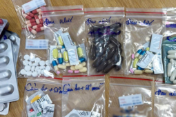 Người phụ nữ vào cấp cứu cùng nhiều gói thuốc, bác sĩ 'bó tay' không rõ loại gì